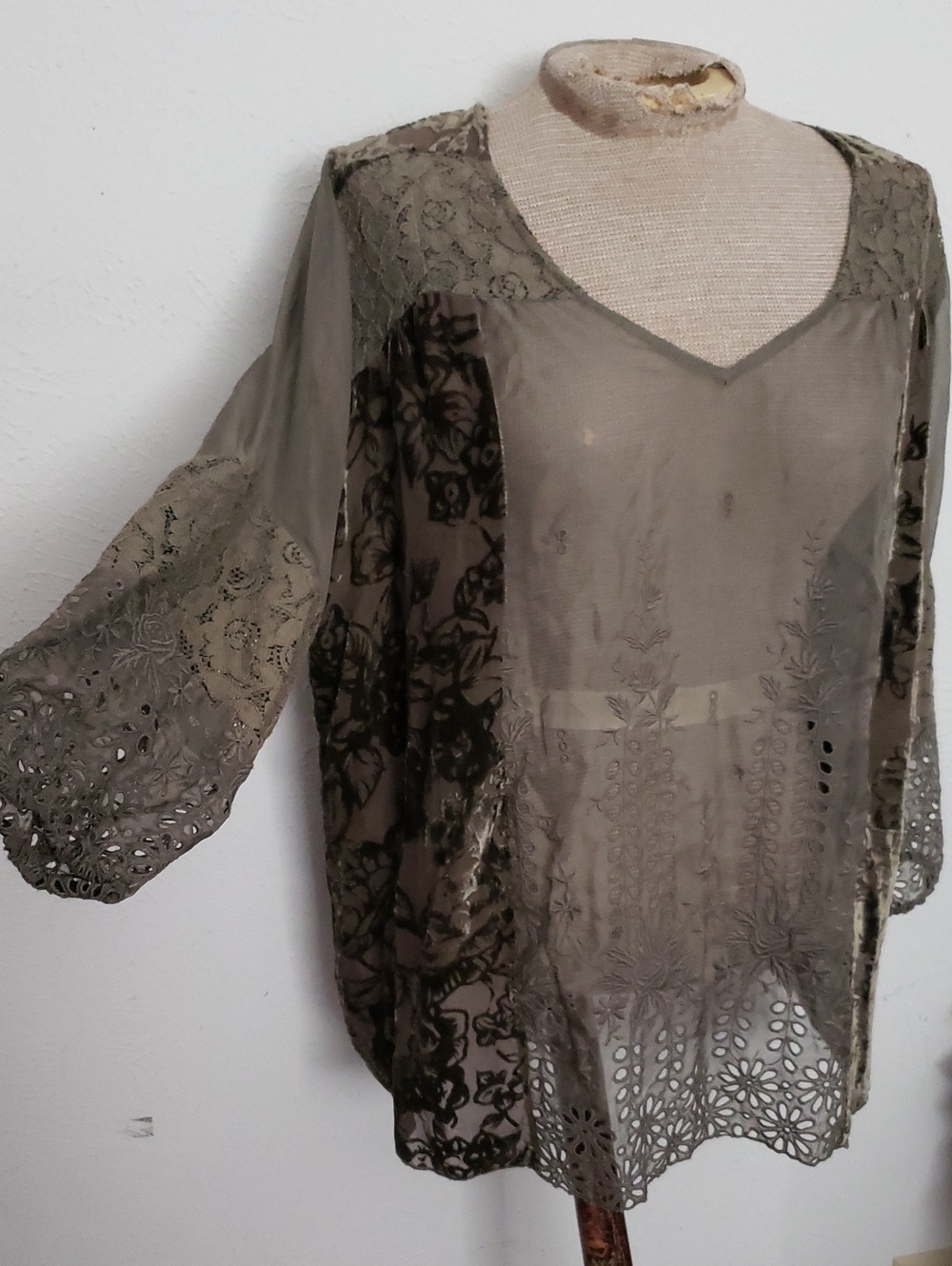 NOUGHTIES JOHNNY WAS 4LOVE & LIBERTY Sheer Olive Green Lace-Trim  Blouse SZ S